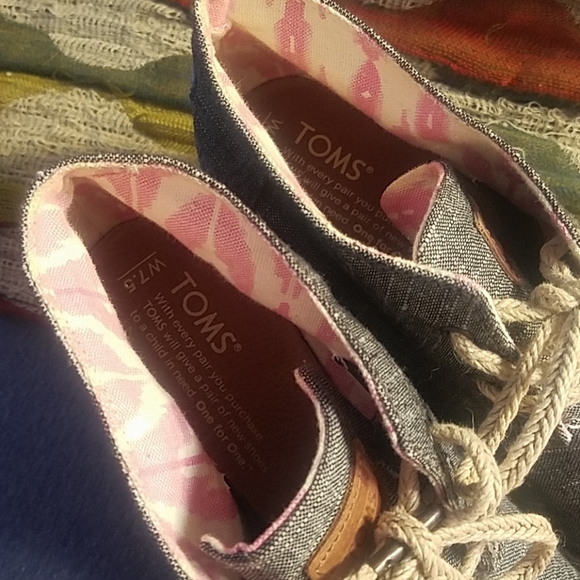 Ladies Toms Shoes Gently Worn Size 7.5 - Picture 7 of 8